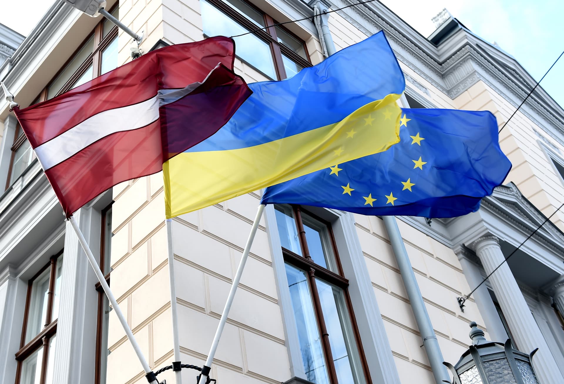 Latvijas, Ukrainas un Eiropas Savienības karogi