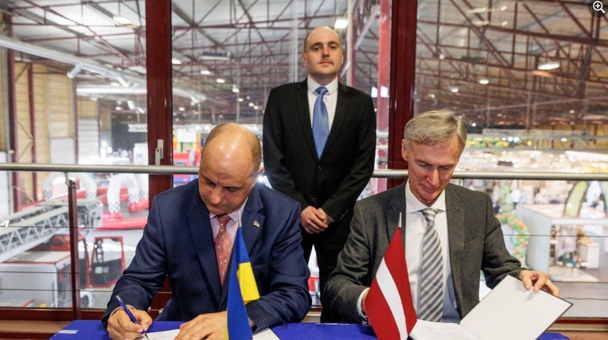 Ukrainas un Latvijas izstādes pārstāvju foto