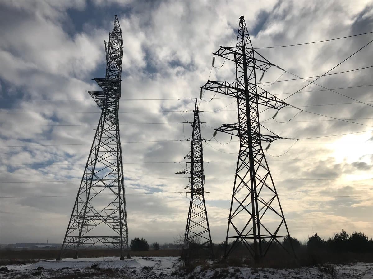 Augstsprieguma līnijas stabu foto