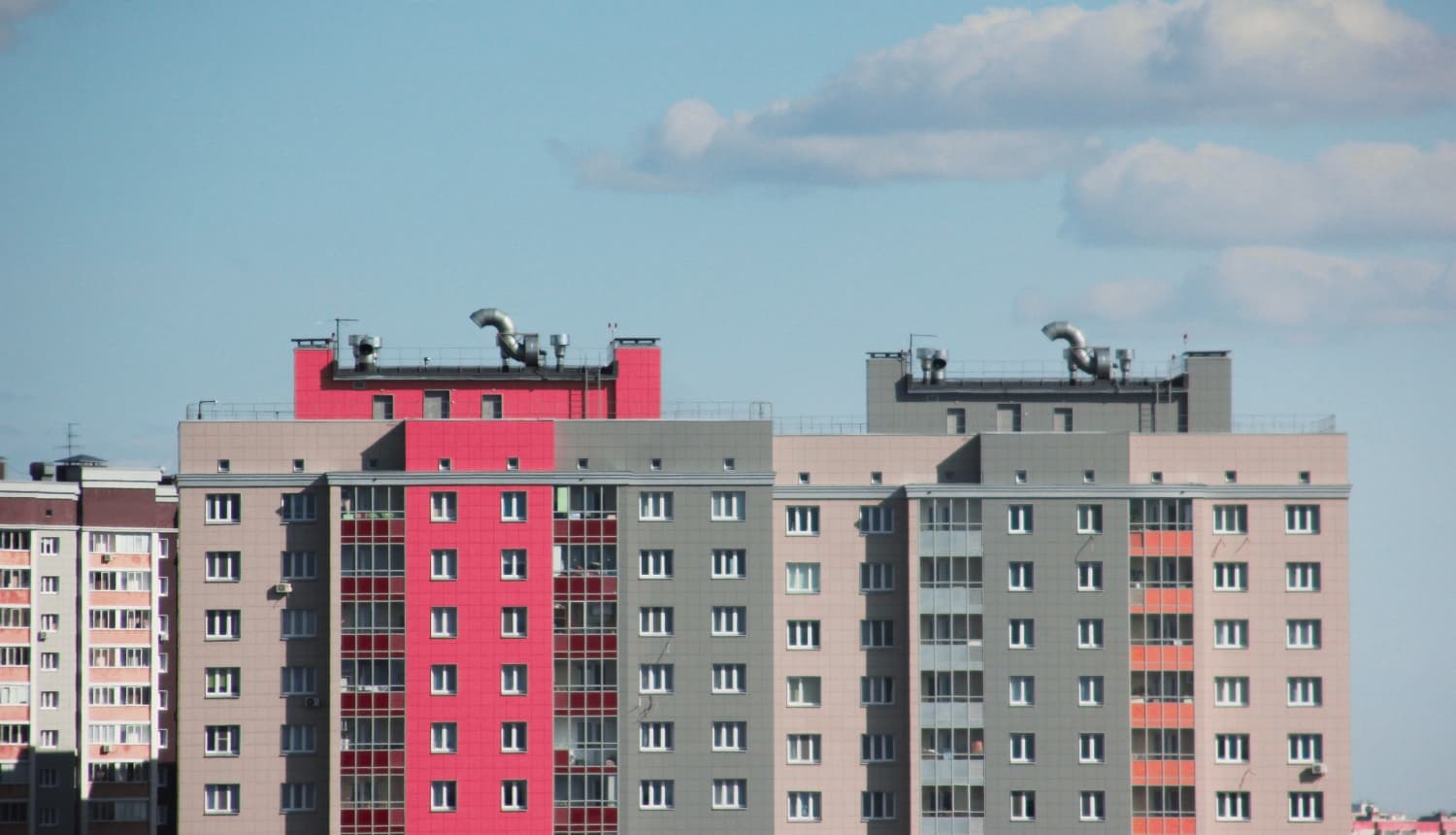 Daudzdzīvokļu mājas foto