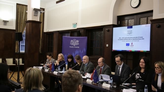 Sēdes dalībnieku foto