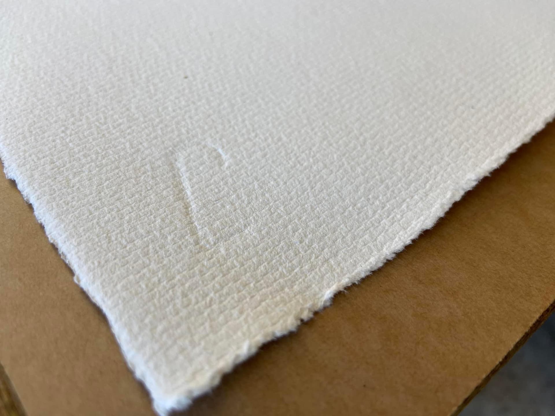 Līgatnes Papīrfabrikas atdzimst jaunā veidolā: ražo inovatīvu papīru, ko iecienījuši mākslinieki 