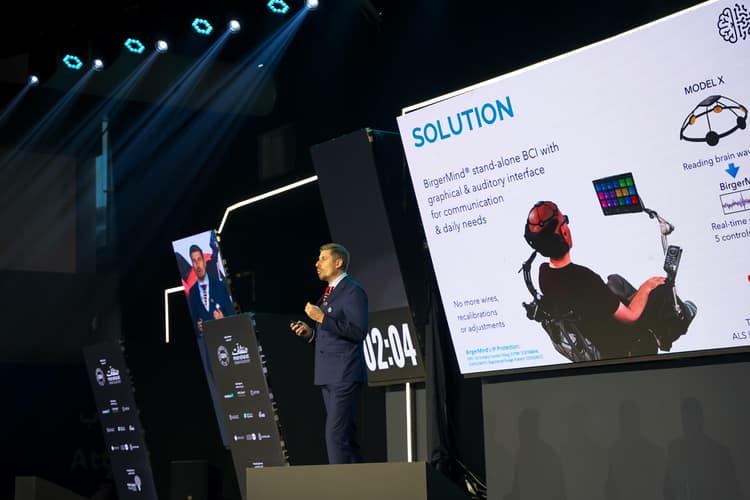 Latvijā radīta tehnoloģija palīdz paralizētiem cilvēkiem – nolasa smadzeņu viļņus un ļauj komunicēt 