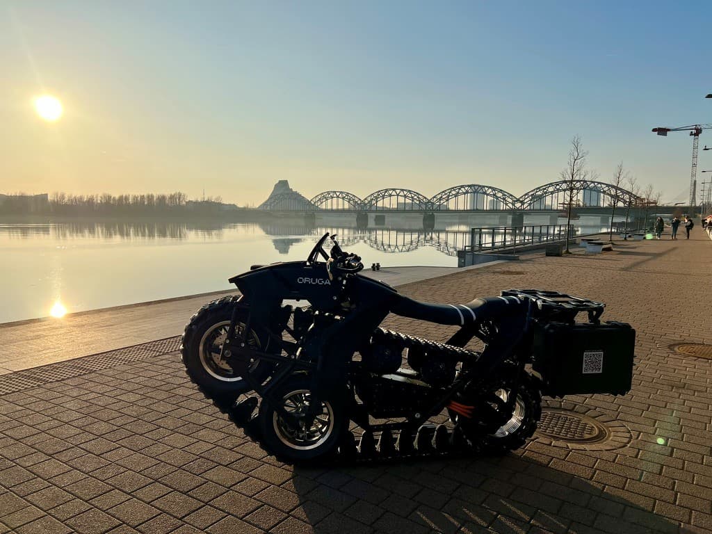 Latvijas jaunuzņēmums “Oruga” radījis pasaulē unikālu viensliedes kāpurķēdes transportlīdzekli 