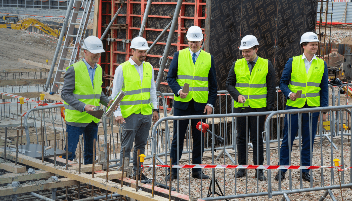 Ar nākotnes kapsulas iemūrēšanu atklāta topošā centrālā biznesa kvartāla "Preses Nama Kvartāls" pirmās kārtas būvniecība