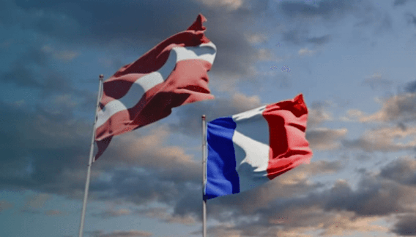 Latvijas un Francijas karogi