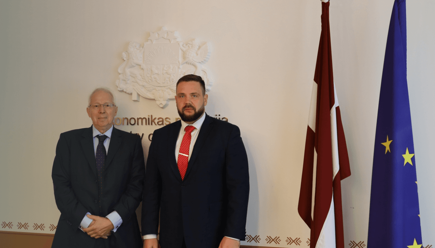 Ekonomikas ministrs Jānis Vitenbergs un Eiropas Padomes Attīstības bankas (CEB) prezidents Rolfs Venzels