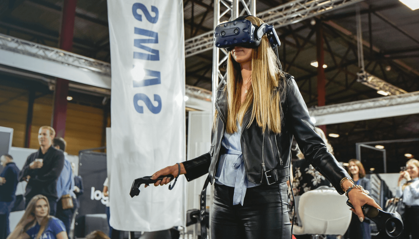 Sieviete izmanto virtuālās realitātes brilles