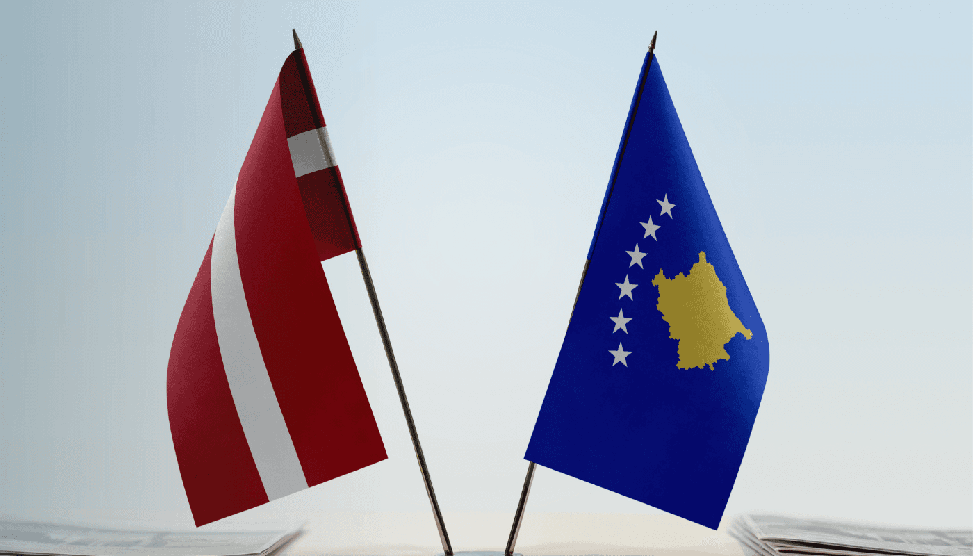Latvijas un Kosovas karogs