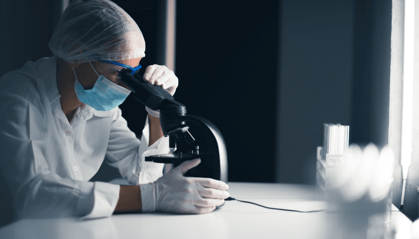 Medicīnas speciālista foto ar mikroskopu