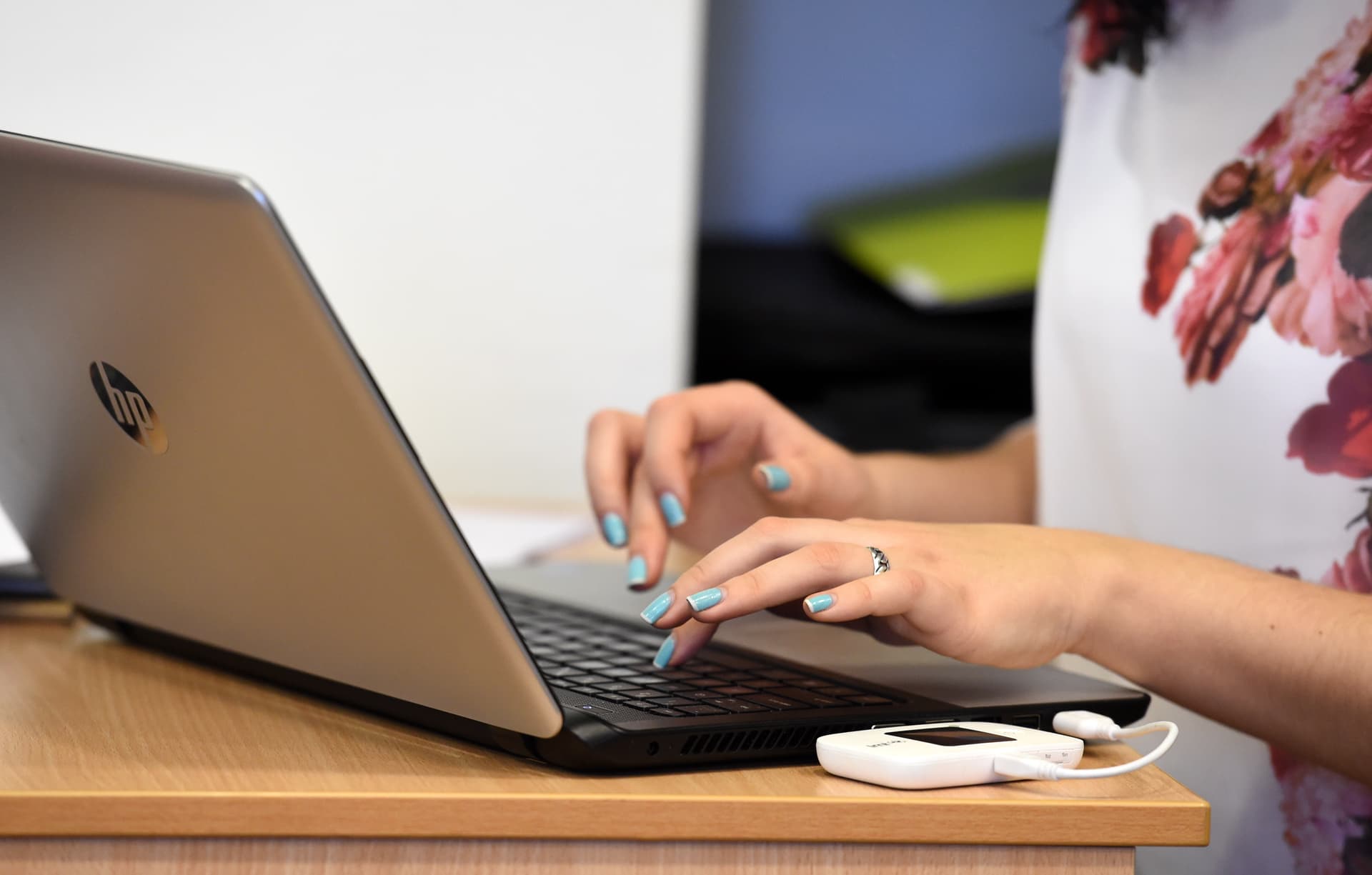 Sieviete strādā pie datora