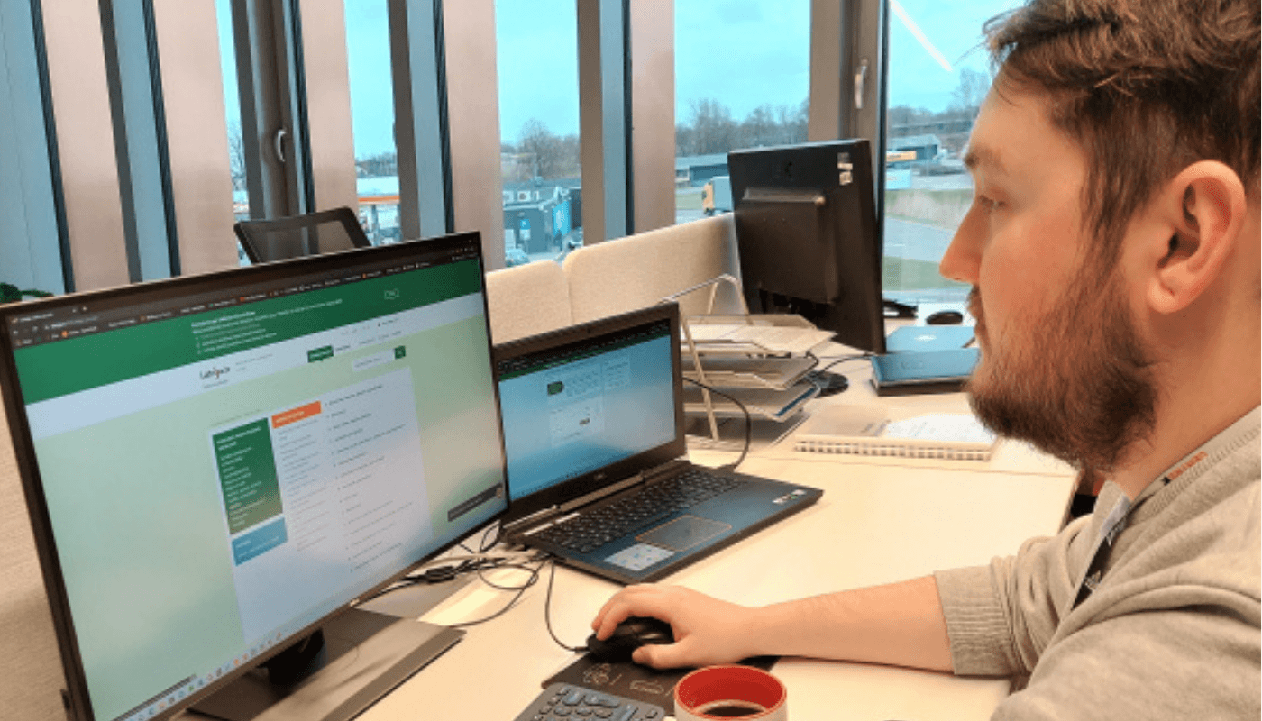Darbinieks izmanto Latvija.lv risinājumu