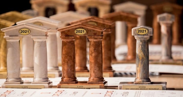 Gada labākā būve balvu statuetes