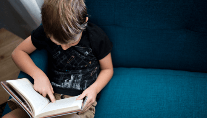 Foto ar zēnu, kas lasa grāmatu