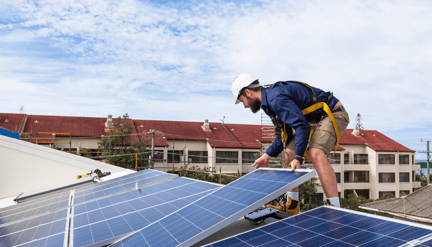 Saules paneļu uzstādīšanas procesa foto