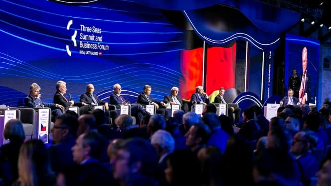 Trīs jūru foruma foto