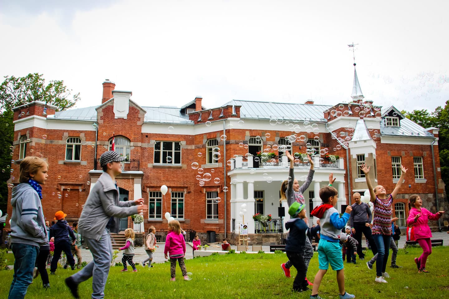 Lūznavas muižas un bērnu foto