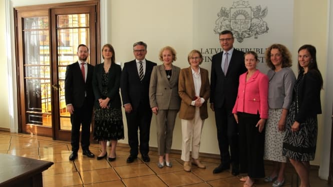 Finanšu ministrijas pārstāvju un EK komisāres foto