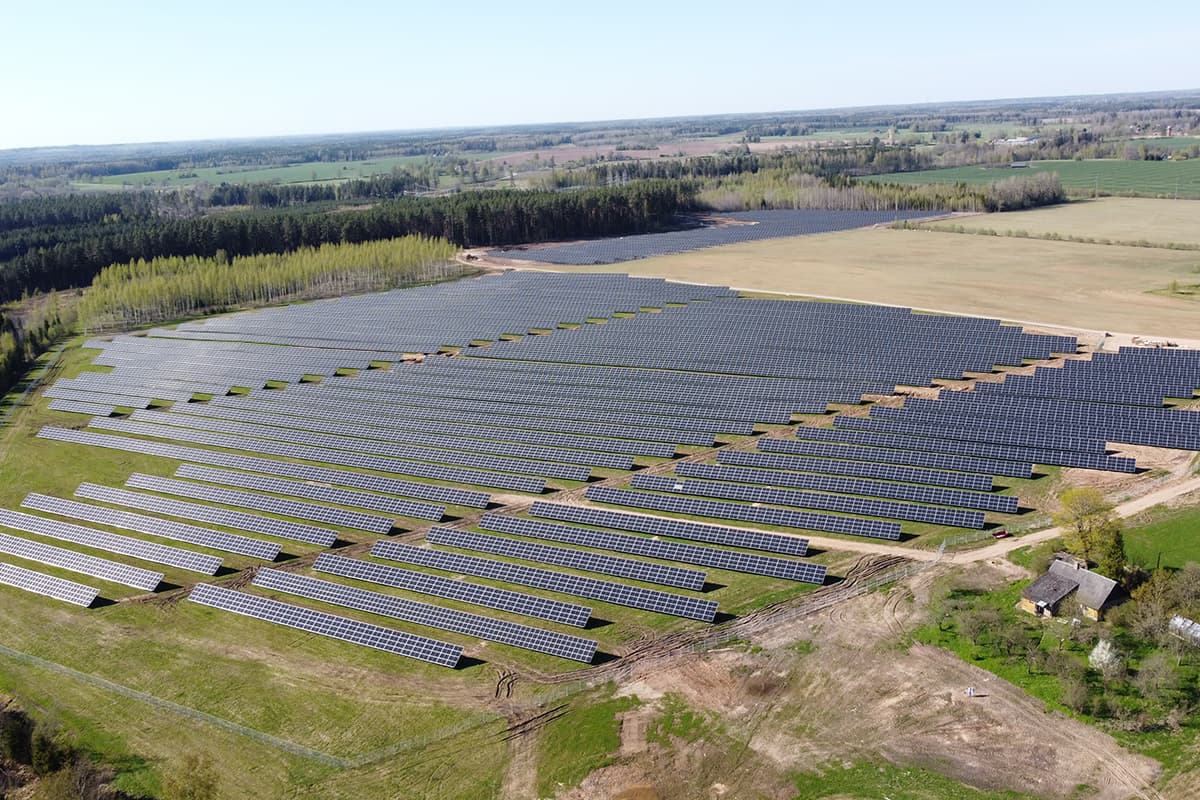 Saules paneļu parka foto