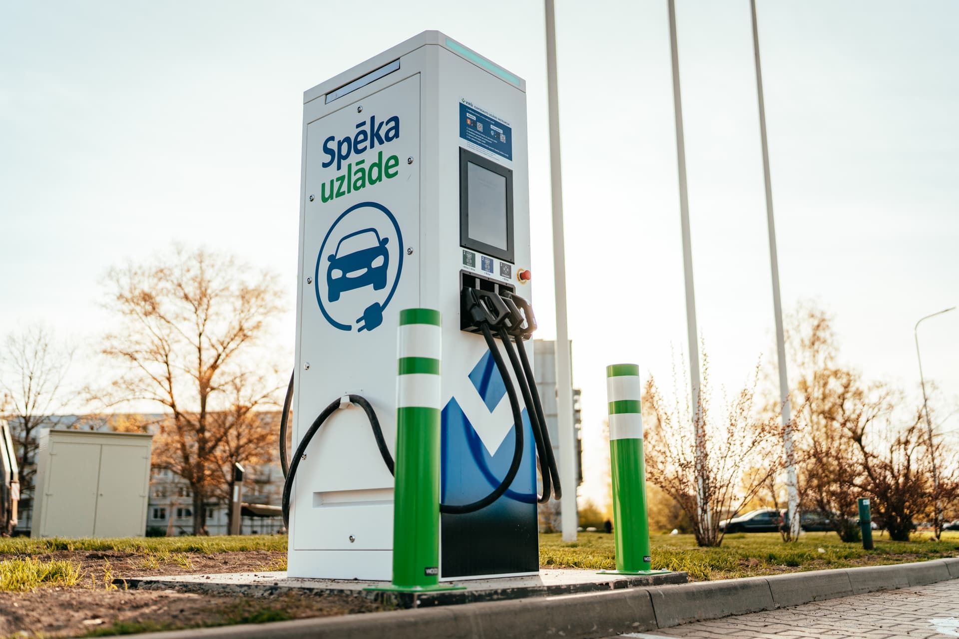 Uzlādes stacijas foto