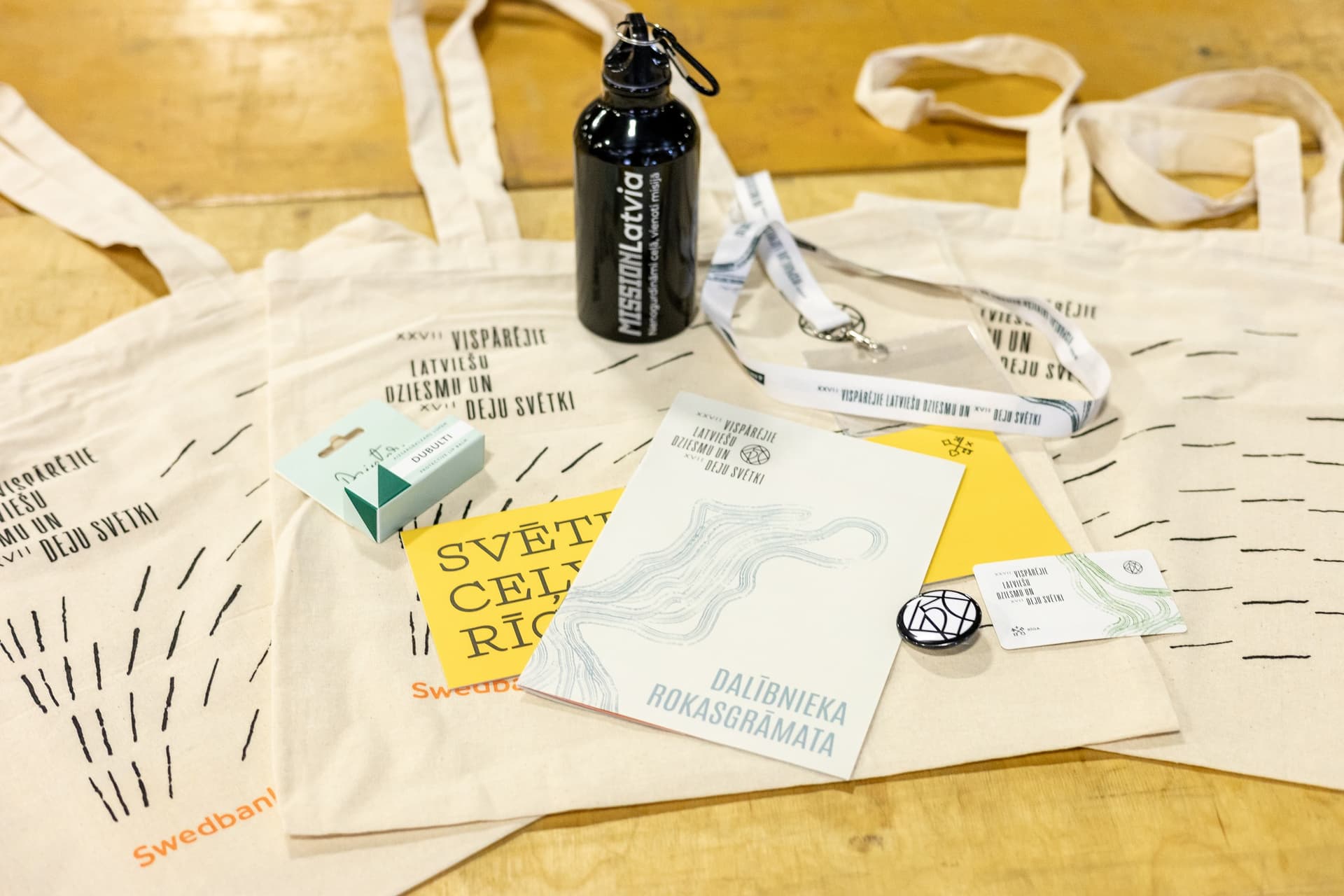 Dziesmu svētku dalībnieka komplekta foto