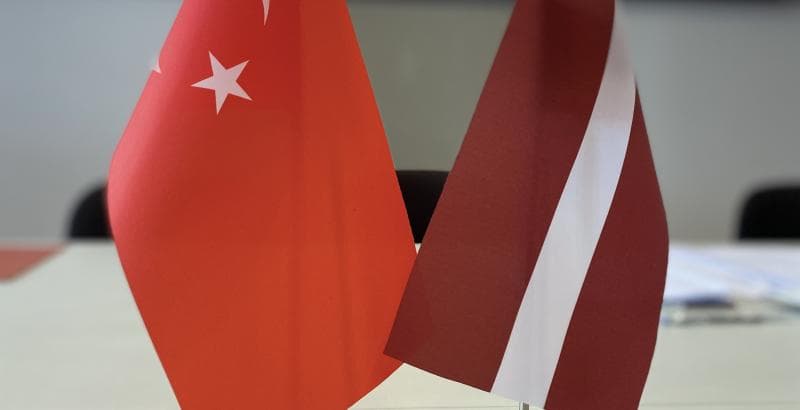 Turcijas un Latvijas karodziņa foto