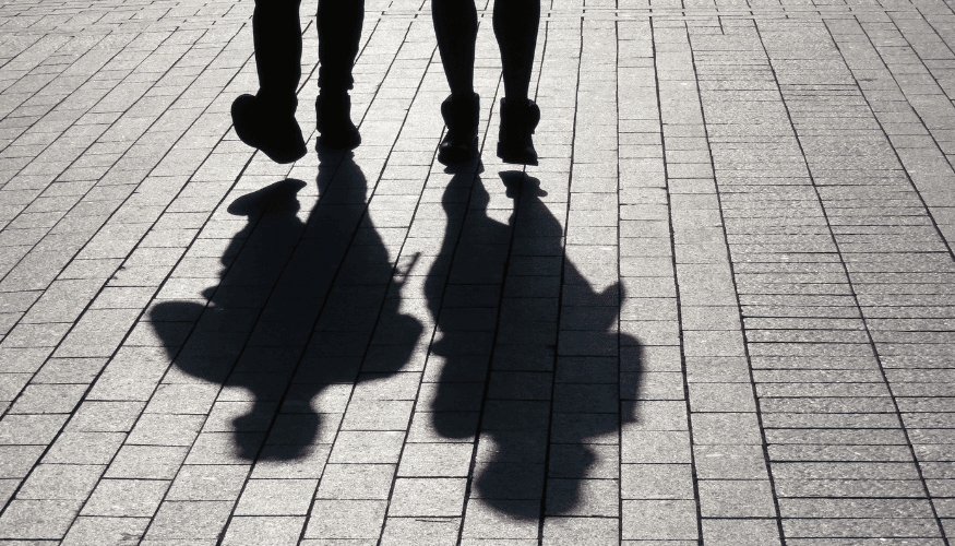 Cilvēku ēnas uz ielas Vizuāls materiāls