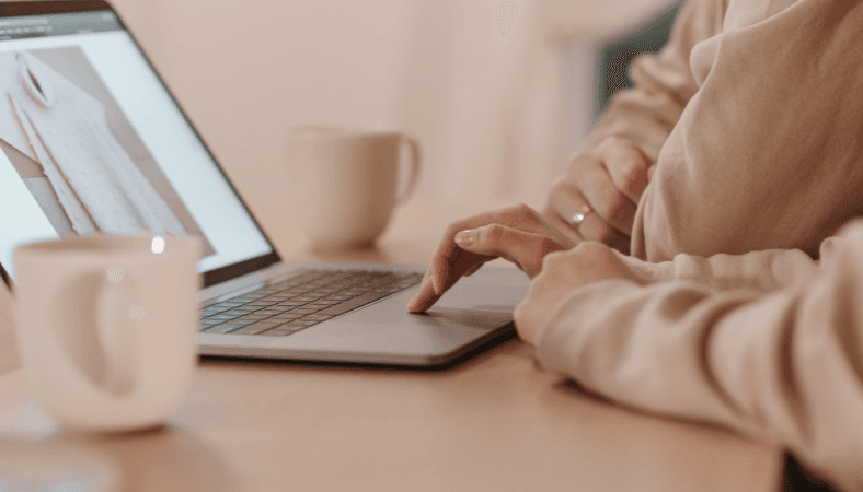 Cilvēks izmanto digitālos risinājumus Ilustratīvs attēls