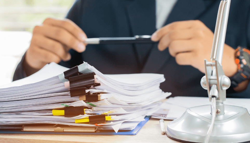 Dokumenti uz galda Vizuāls materiāls