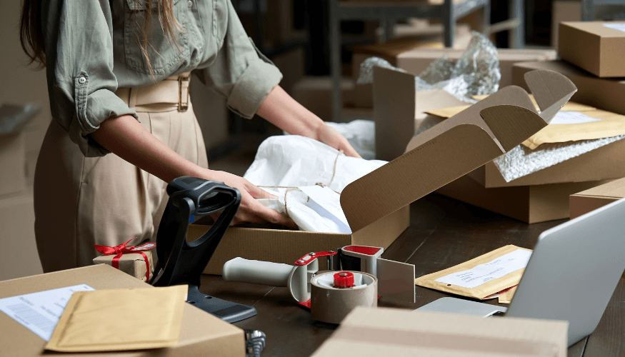 Uzņēmuma preču pakošana Uzņēmuma preču pakošanas foto