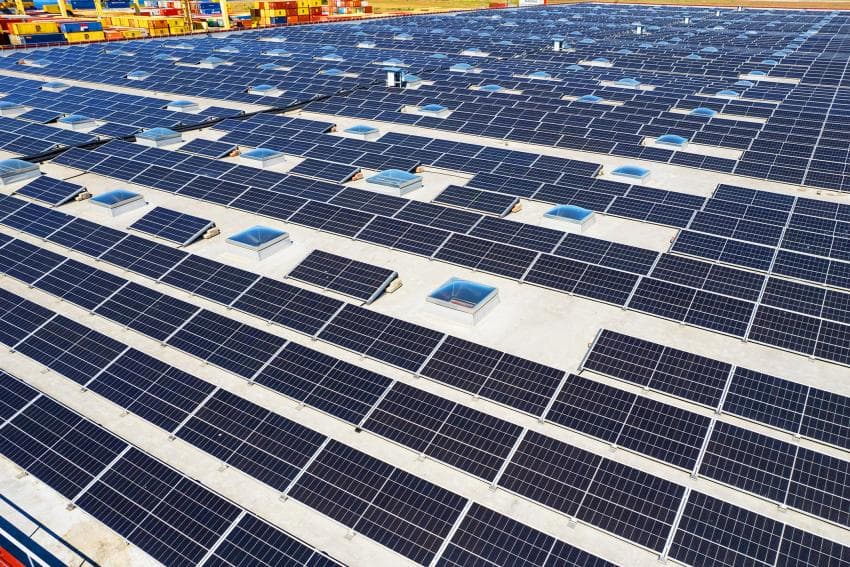 Saules paneļu parks Rīgas brīvostas teritorijā Saules paneļu foto