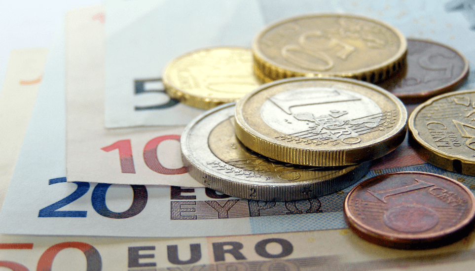 Eiro banknotes un monētas Eiro banknošu un monētu foto