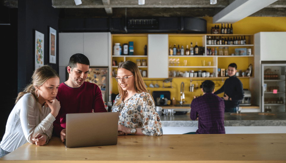 Ilustratīvs attēls Jauniešu grupas foto