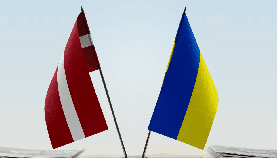 Latvijas un Ukrainas karodziņš Latvijas un Ukrainas karodziņu foto