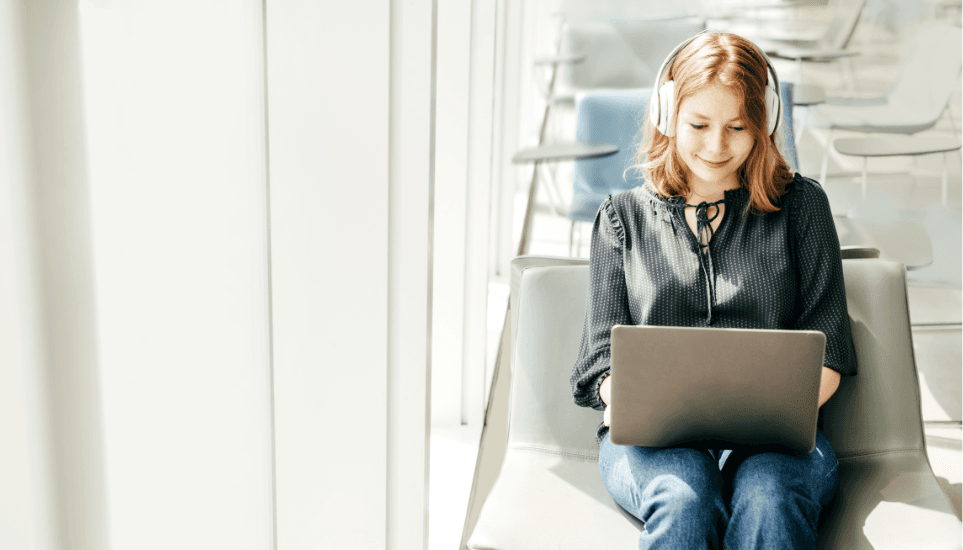 Ilustratīvs foto: meitene strādā ar klēpjdatoru Meitenes foto