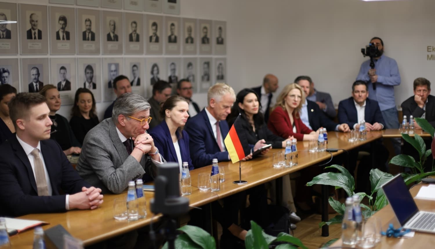 Hamburgas delegācijas pārstāvji Vācijas delegācijas dalībnieku foto