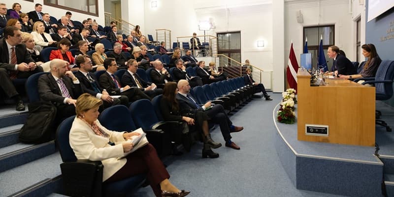 Saeimas deputāti iepazīstas ar EM izstrādāto piedāvājumu atbalsta sniegšanai ārvalstu filmu uzņemšanai Latvijā Saeimas deputāti iepazīstas ar EM izstrādāto piedāvājumu atbalsta sniegšanai ārvalstu filmu uzņemšanai Latvijā