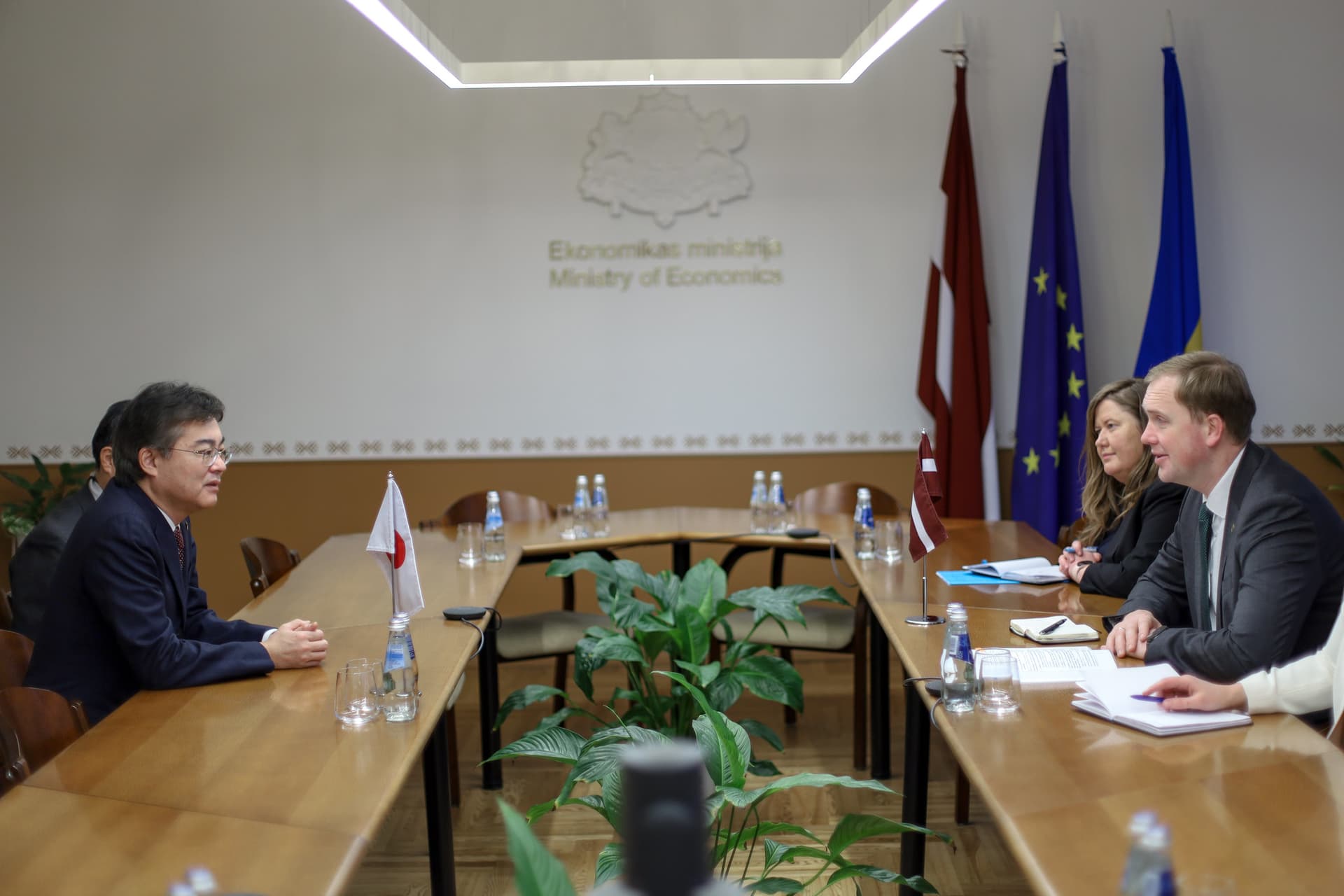 Ekonomikas ministrs Viktors Valainis tiekas ar Japānas vēstnieku Latvijā Mr. Kensuke YOSHIDA Ekonomikas ministrs Viktors Valainis tiekas ar Japānas vēstnieku Latvijā Mr. Kensuke YOSHIDA