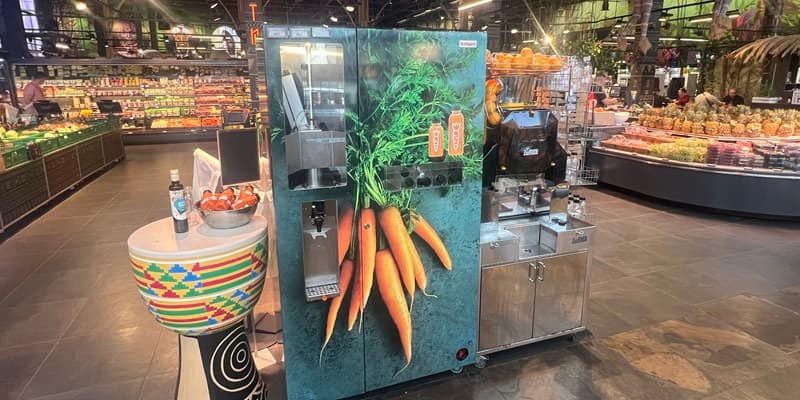 Svaigas sulas pašapkalpošanās iekārtas no Latvijas jau 11 valstu lielveikalos Svaigas sulas pašapkalpošanās iekārtas no Latvijas jau 11 valstu lielveikalos