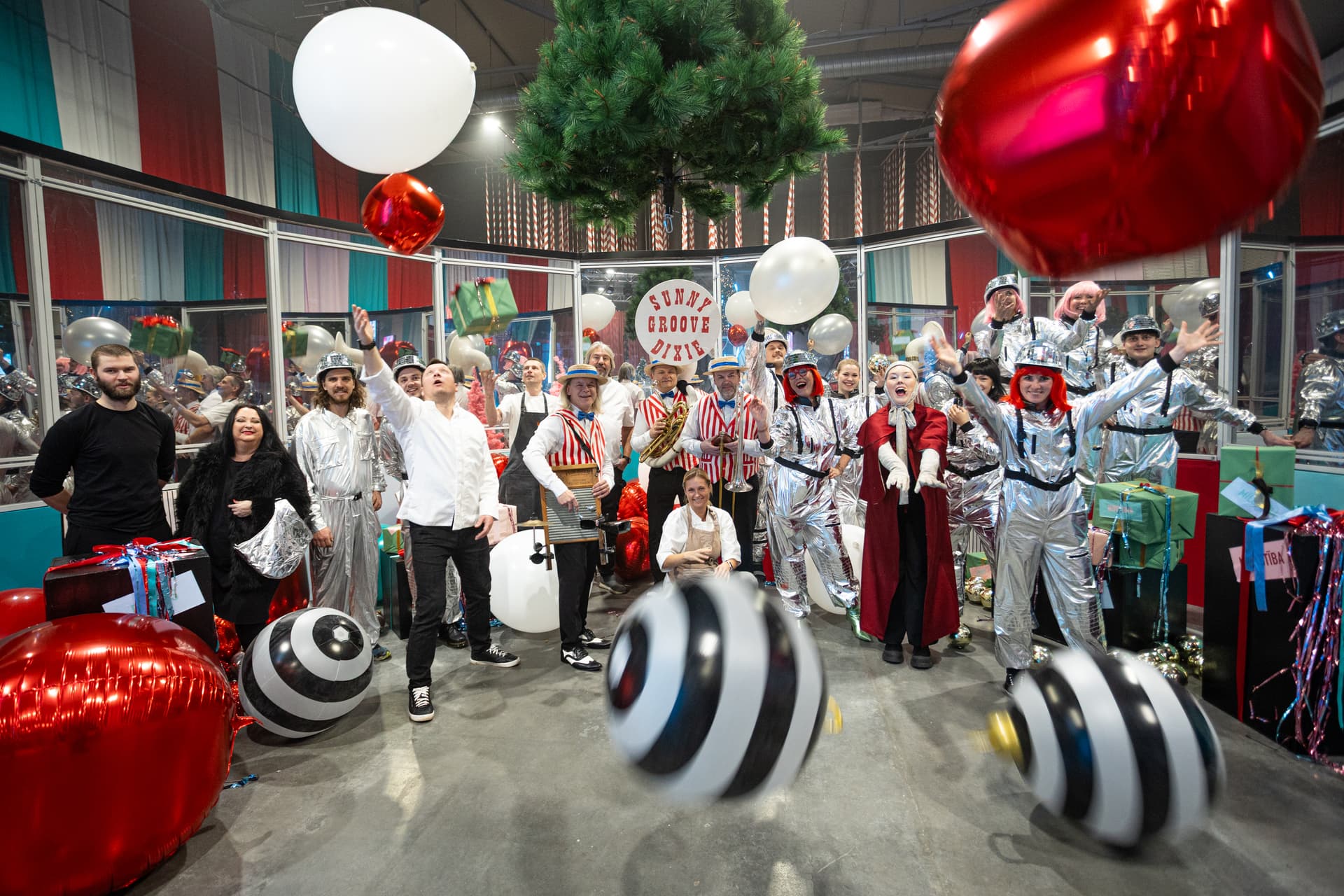 Rīgā ver durvis noslēpumaina svētku rūpnīca, aicinot iesaistīties un piedzīvot brīnumus — “Christmas Factory: Out of the Box”!