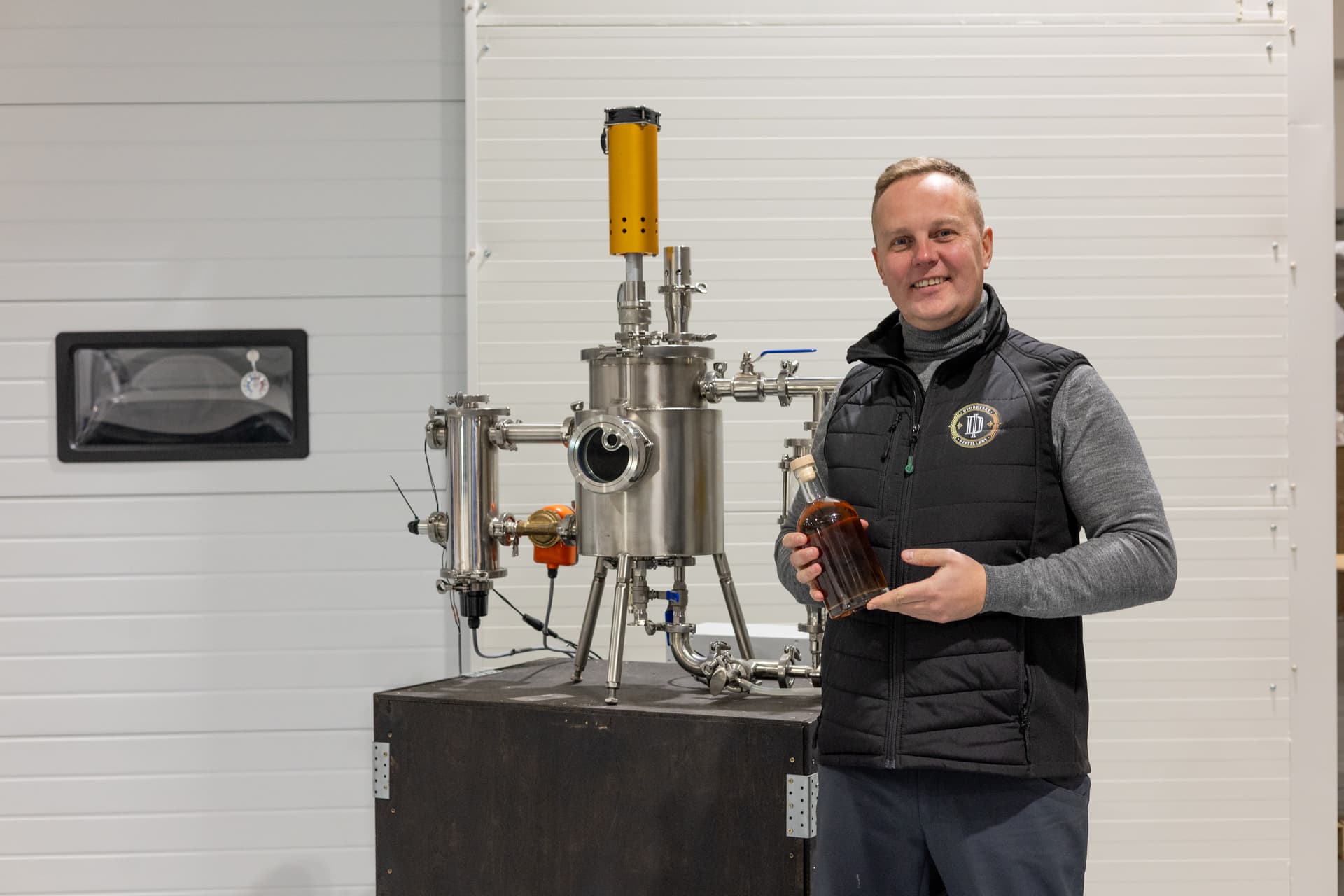 Latvijā izstrādā inovatīvu tehnoloģiju, kas paātrina dzērienu nogatavināšanu mucās