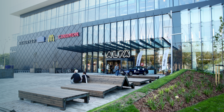Rekordliels darījums Rīgā: Akropolis Group iegādājas tirdzniecības centru Alfa no AMD Holding