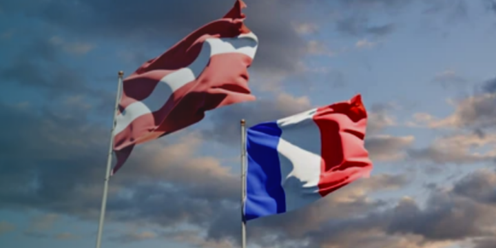 Latvijas un Francijas karogi 