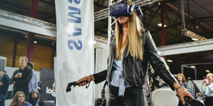 Sieviete izmanto virtuālās realitātes brilles