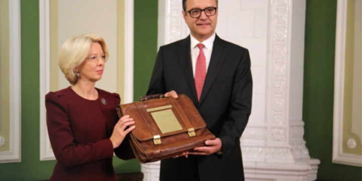 Saeimas priekšsēdētāja Ināra Mūrniece un finanšu ministrs Jānis Reirs. 
