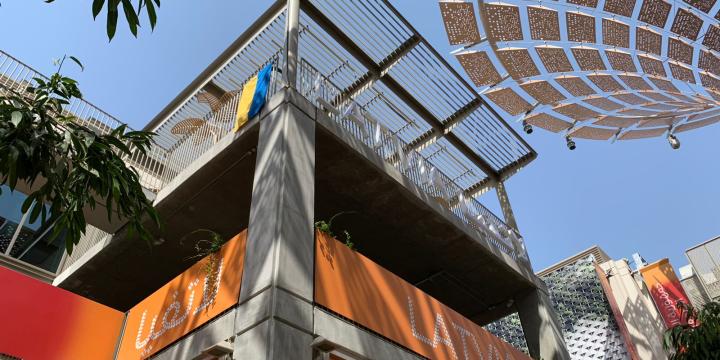 Latvijas paviljonā EXPO 2020 uzvilkts Ukrainas karogs