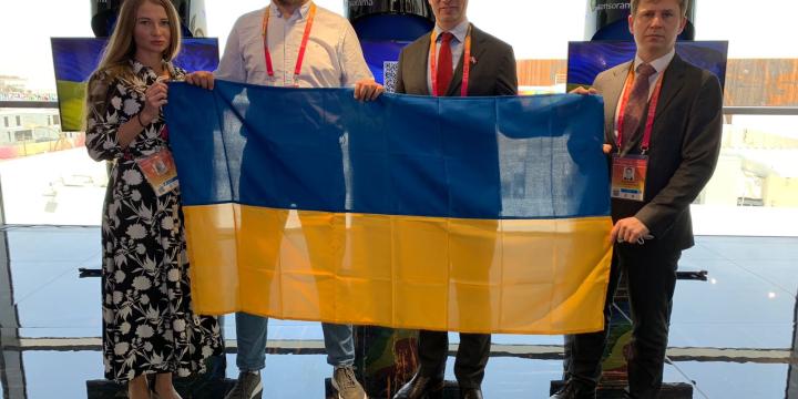 Latvijas paviljonā EXPO 2020 uzvilkts Ukrainas karogs