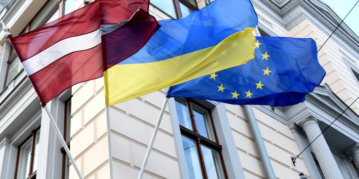 Latvijas, Ukrainas un Eiropas Savienības karogi