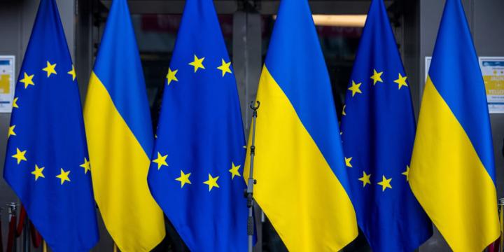 ES un Ukrainas karogi 