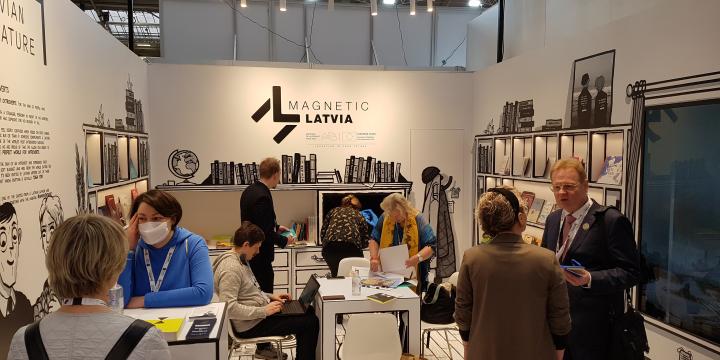 Latvijas literatūras stenda foto 